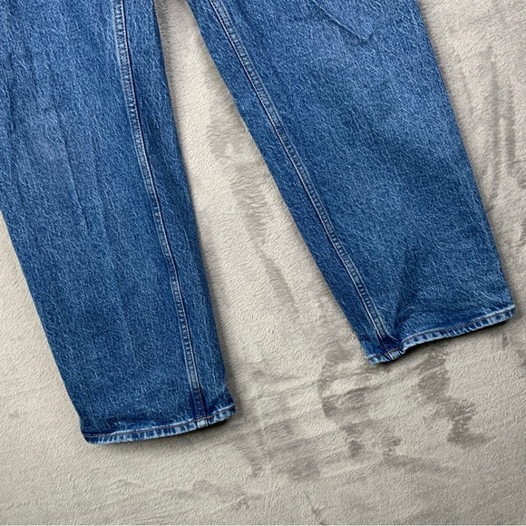 Abercrombie and Finch The 90’s Straight Ultra High Rise. Medium Wash. 29/8. - Picture 4 of 6